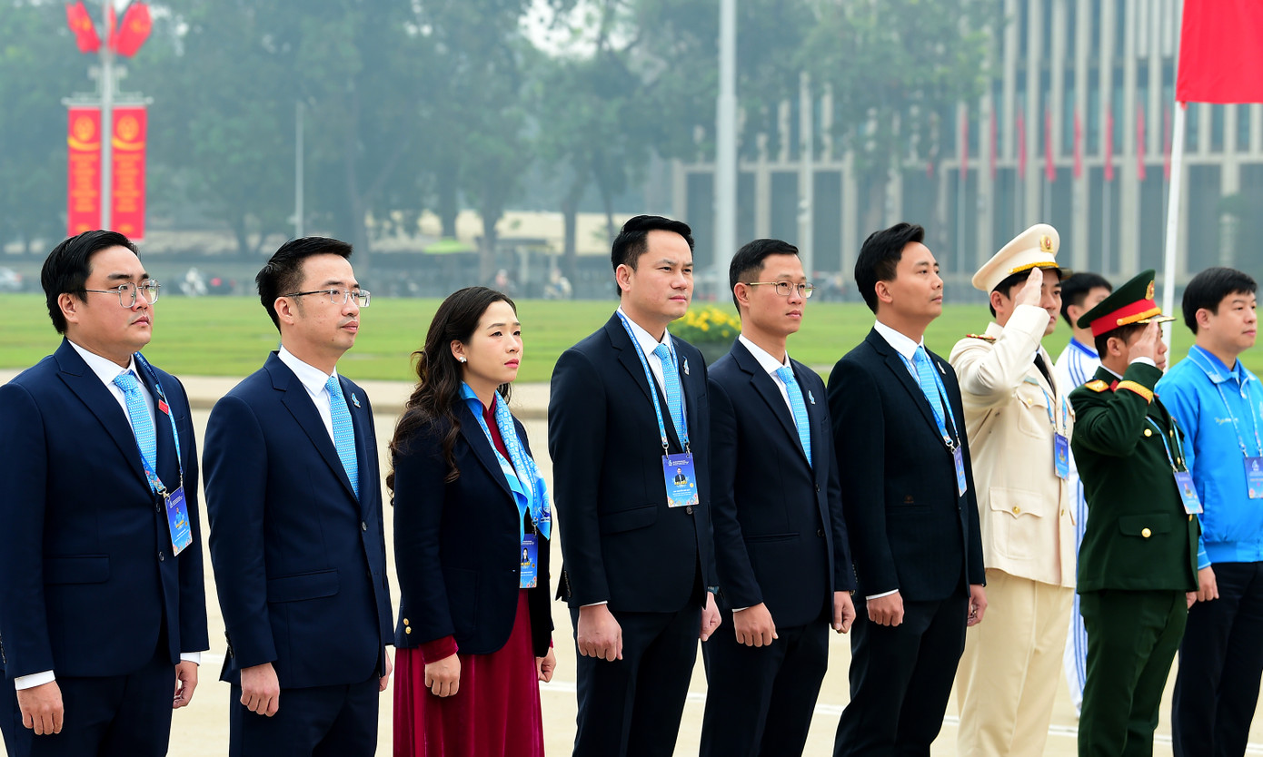 Bí thư T.Ư Đoàn, Phó Chủ tịch T.Ư Hội LHTN Việt Nam Nguyễn Tường Lâm và các đại biểu thực hiện nghi lễ chào cờ.