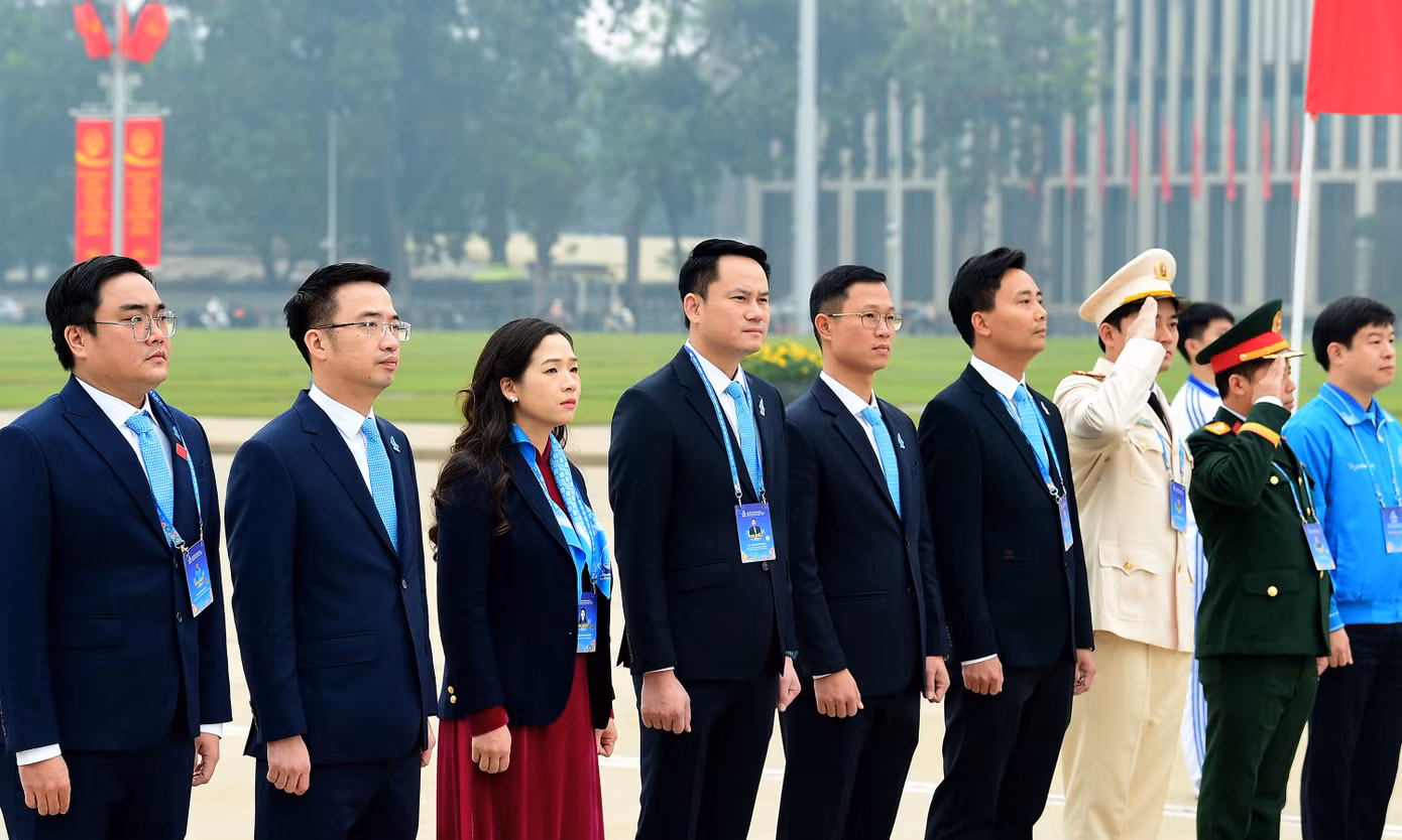 Bí thư T.Ư Đoàn, Phó Chủ tịch T.Ư Hội LHTN Việt Nam Nguyễn Tường Lâm và các đại biểu thực hiện nghi lễ chào cờ.