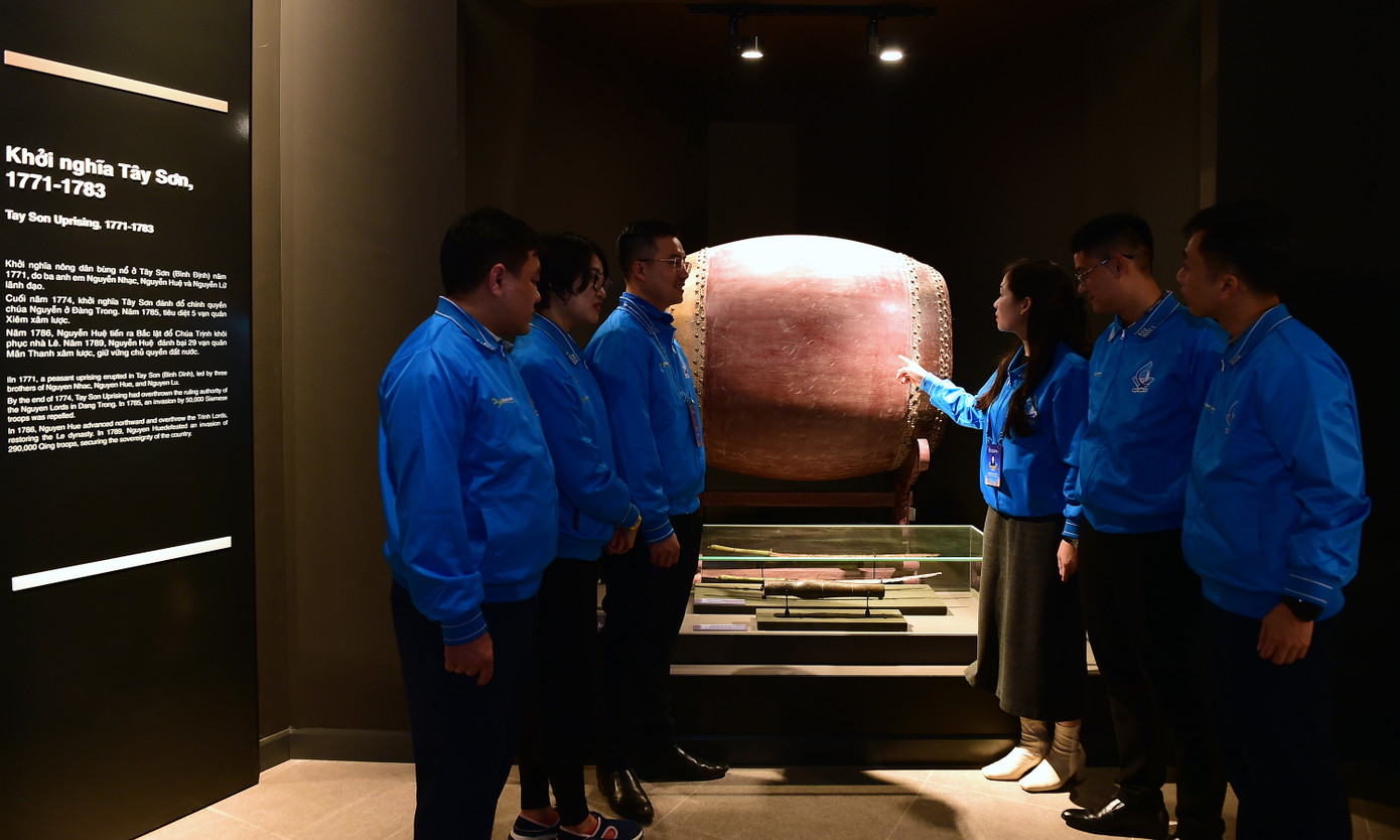 Đồng thời, các đại biểu có dịp trải nghiệm về phương pháp trưng bày mới, kết hợp với các công nghệ sa bàn 3D mapping; thiết bị màn hình tra cứu thông tin, media tư liệu ảnh; thuyết minh tự động (audio guide) và mã QR tra cứu thông tin hiện vật, hình ảnh cùng hơn 60 video clip giới thiệu về các chiến dịch, những trận đánh và các nhân vật lịch sử mang đến cho khách tham quan trải nghiệm hoàn toàn mới.