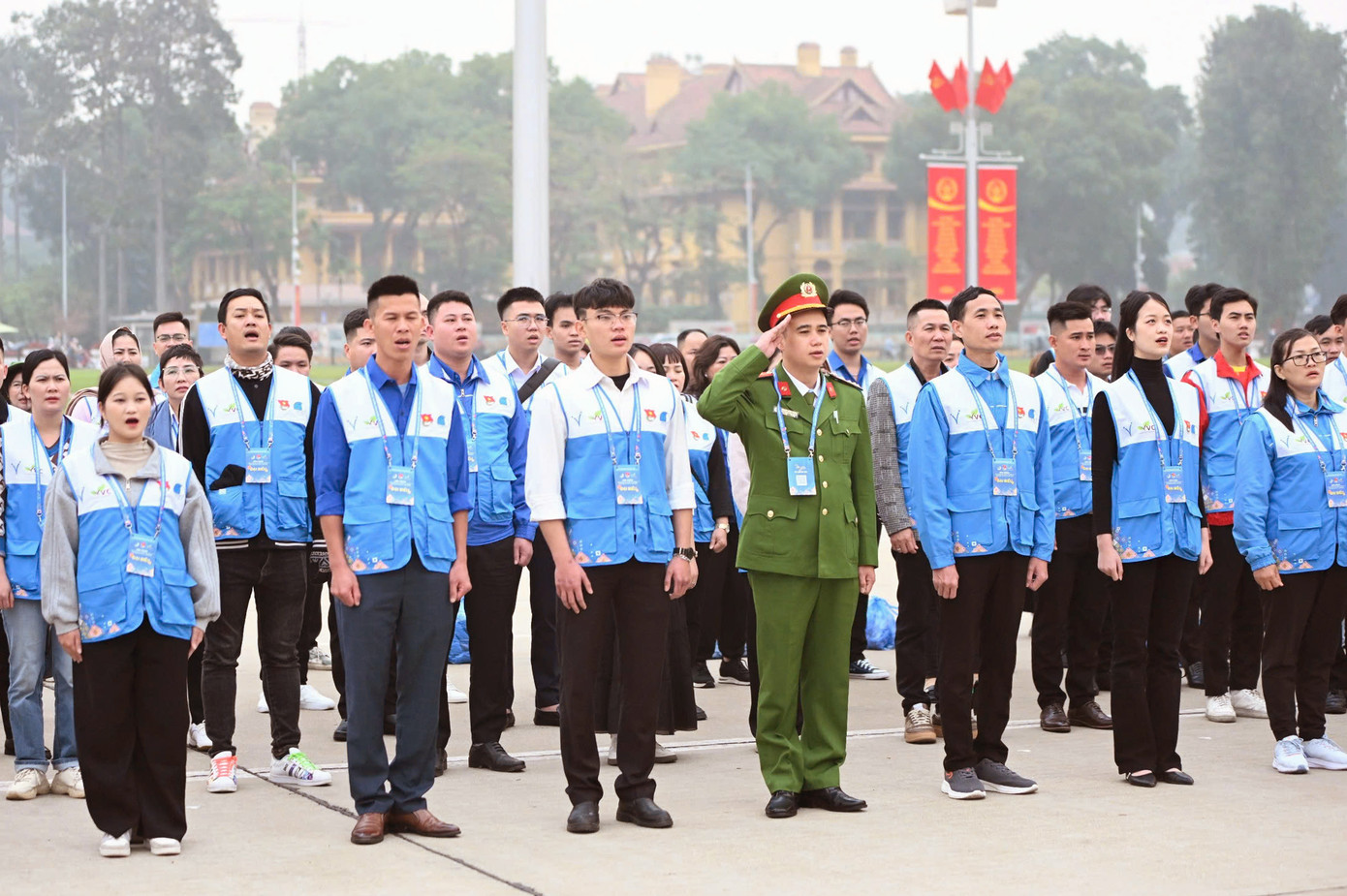 Trước đó, ngày 26/12, đoàn đại biểu các câu lạc bộ, đội, nhóm tình nguyện tham gia Liên hoan báo công, đặt vòng hoa và vào Lăng viếng Chủ tịch Hồ Chí Minh. Ảnh: BTC