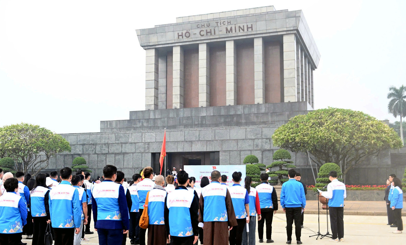 Trước đó, ngày 26/12, đoàn đại biểu các câu lạc bộ, đội, nhóm tình nguyện tham gia Liên hoan báo công, đặt vòng hoa và vào Lăng viếng Chủ tịch Hồ Chí Minh. Ảnh: BTC