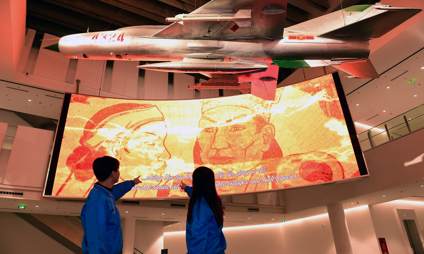 Đại hội đại biểu toàn quốc Hội LHTN Việt Nam lần thứ IX, nhiệm kỳ 2024 - 2029 với tinh thần hành động “Thanh niên Việt Nam yêu nước – khát vọng – đoàn kết – tiên phong – sáng tạo – tự tin bước vào kỷ nguyên mới”, diễn ra tại Thủ đô Hà Nội, với sự tham dự 980 đại biểu. Tối 16/12, các đại biểu đã có trải nghiệm đặc biệt khi tham quan Bảo tàng lịch sử Quân sự Việt Nam. Ảnh: Xuân Tùng