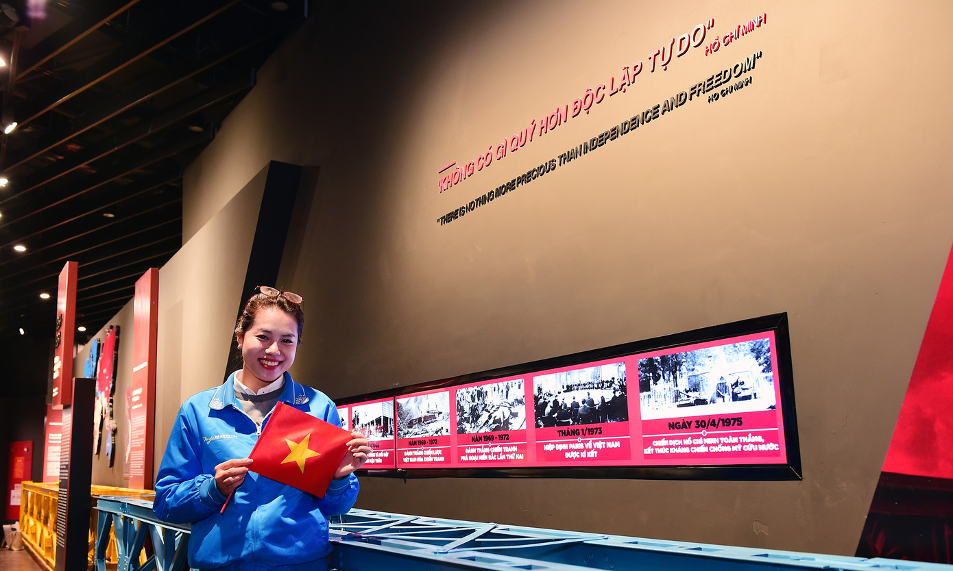 Đại biểu Đào Việt Hằng - Chủ tịch Mạng lưới Tri thức trẻ Việt Nam toàn cầu, chuyến tham quan là một trải nghiệm đáng nhớ: “Những câu chuyện lịch sử hào hùng được tái hiện qua từng thời kỳ giúp quá khứ gần gũi hơn với hiện tại. Điều đó như nhắc nhở mỗi chúng ta về trách nhiệm gìn giữ những giá trị trường tồn mà cha ông để lại."