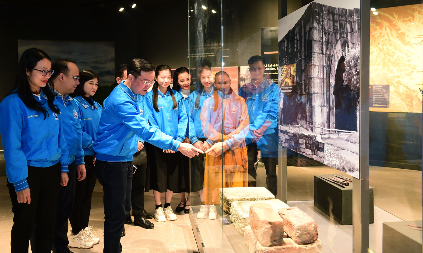 Đồng thời, các đại biểu có dịp trải nghiệm về phương pháp trưng bày mới, kết hợp với các công nghệ sa bàn 3D mapping; thiết bị màn hình tra cứu thông tin, media tư liệu ảnh; thuyết minh tự động (audio guide) và mã QR tra cứu thông tin hiện vật, hình ảnh cùng hơn 60 video clip giới thiệu về các chiến dịch, những trận đánh và các nhân vật lịch sử mang đến cho khách tham quan trải nghiệm hoàn toàn mới.