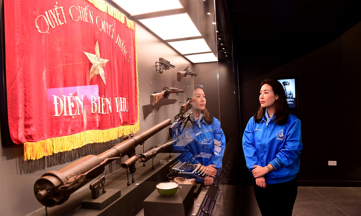 Trực tiếp cảm nhận và tiếp nhận thông tin về những kỷ vật gắn liền với chiến công, sự hy sinh, gian khổ của thế hệ ông cha, các đại biểu cùng trào dâng niềm cảm xúc trân trọng, biết ơn, tự hào để quyết tâm, nỗ lực dựng xây và bảo vệ Tổ quốc.