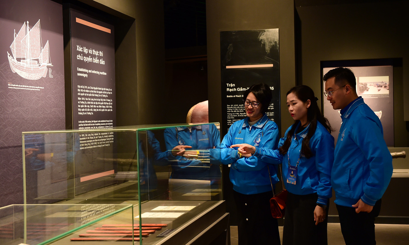 Đồng thời, các đại biểu có dịp trải nghiệm về phương pháp trưng bày mới, kết hợp với các công nghệ sa bàn 3D mapping; thiết bị màn hình tra cứu thông tin, media tư liệu ảnh; thuyết minh tự động (audio guide) và mã QR tra cứu thông tin hiện vật, hình ảnh cùng hơn 60 video clip giới thiệu về các chiến dịch, những trận đánh và các nhân vật lịch sử mang đến cho khách tham quan trải nghiệm hoàn toàn mới.