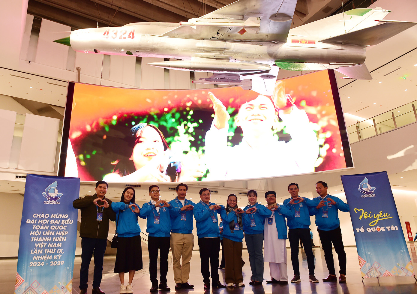 Đại hội đại biểu toàn quốc Hội LHTN Việt Nam lần thứ IX, nhiệm kỳ 2024 - 2029 với tinh thần hành động “Thanh niên Việt Nam yêu nước – khát vọng – đoàn kết – tiên phong – sáng tạo – tự tin bước vào kỷ nguyên mới”, diễn ra tại Thủ đô Hà Nội, với sự tham dự 980 đại biểu. Tối 16/12, các đại biểu đã có trải nghiệm đặc biệt khi tham quan Bảo tàng lịch sử Quân sự Việt Nam. Ảnh: Xuân Tùng