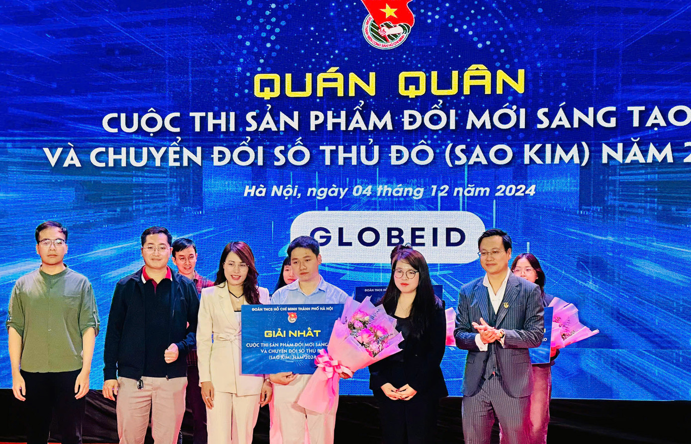 Ban Tổ chức trao tặng giải Nhất cho đội thi dự án GlobeID. Ban Tổ chức trao tặng giải Nhất cho đội thi dự án GlobeID.