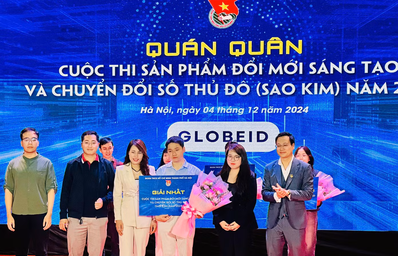 Ban Tổ chức trao tặng giải Nhất cho đội thi dự án GlobeID.