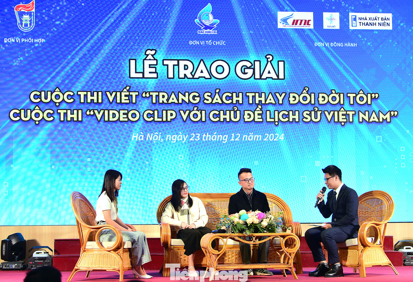 Các tác giả giao lưu, chia sẻ tại chương trình. Ảnh: Xuân Tùng