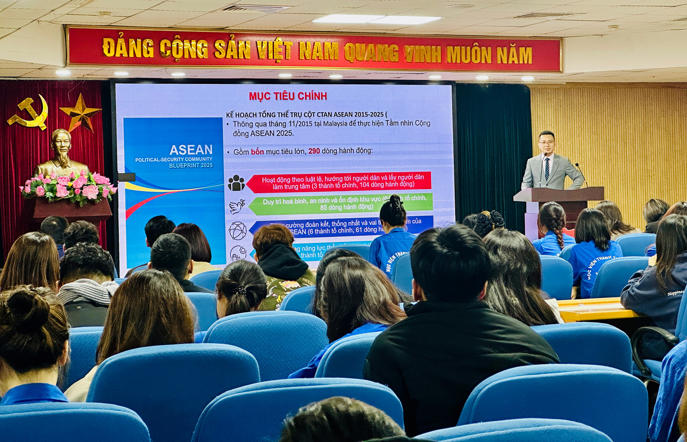 Diễn giả chia sẻ nhiều thông tin đến các bạn trẻ tại chương trình. Ảnh: Xuân Tùng Diễn giả chia sẻ nhiều thông tin đến các bạn trẻ tại chương trình. Ảnh: Xuân Tùng