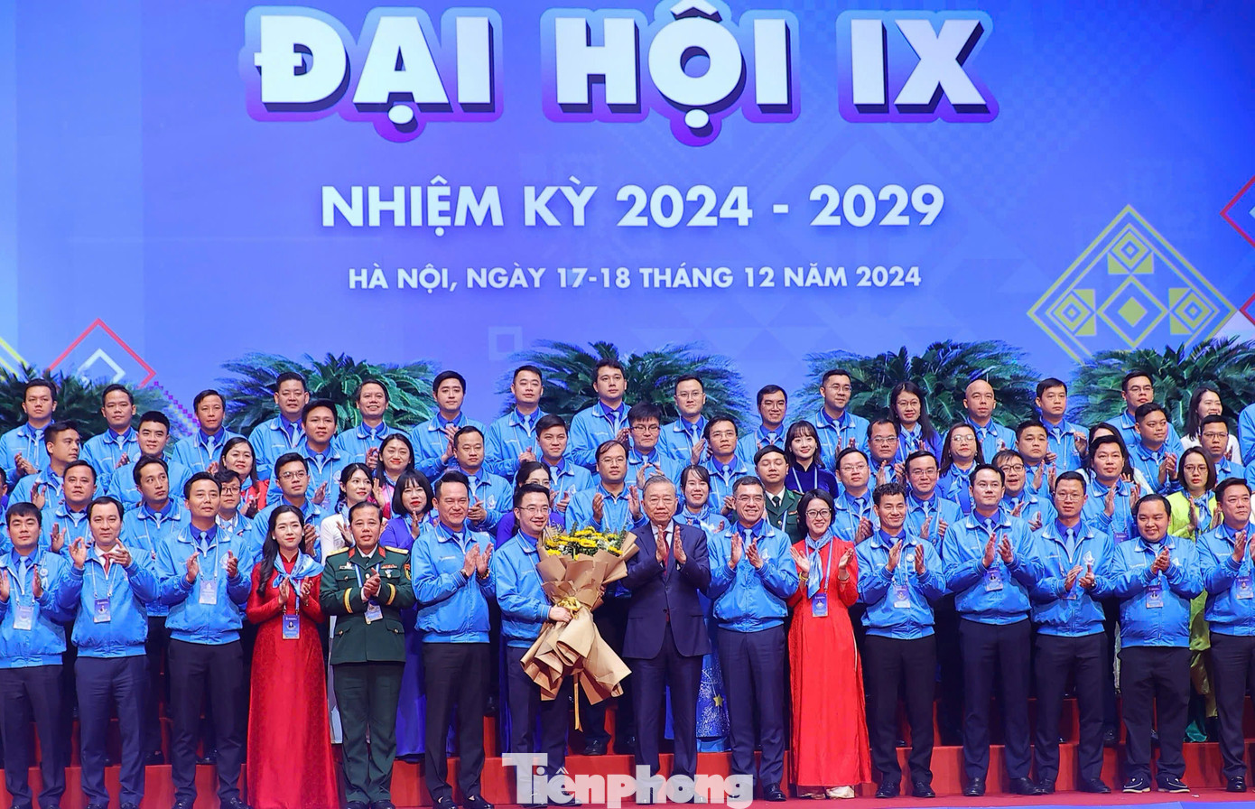 Ủy ban T.Ư Hội LHTN Việt Nam khóa IX ra mắt Đại hội và vinh dự đón nhận bó hoa chúc mừng của Tổng Bí thư Tô Lâm. Ủy ban T.Ư Hội LHTN Việt Nam khóa IX ra mắt Đại hội và vinh dự đón nhận bó hoa chúc mừng của Tổng Bí thư Tô Lâm.