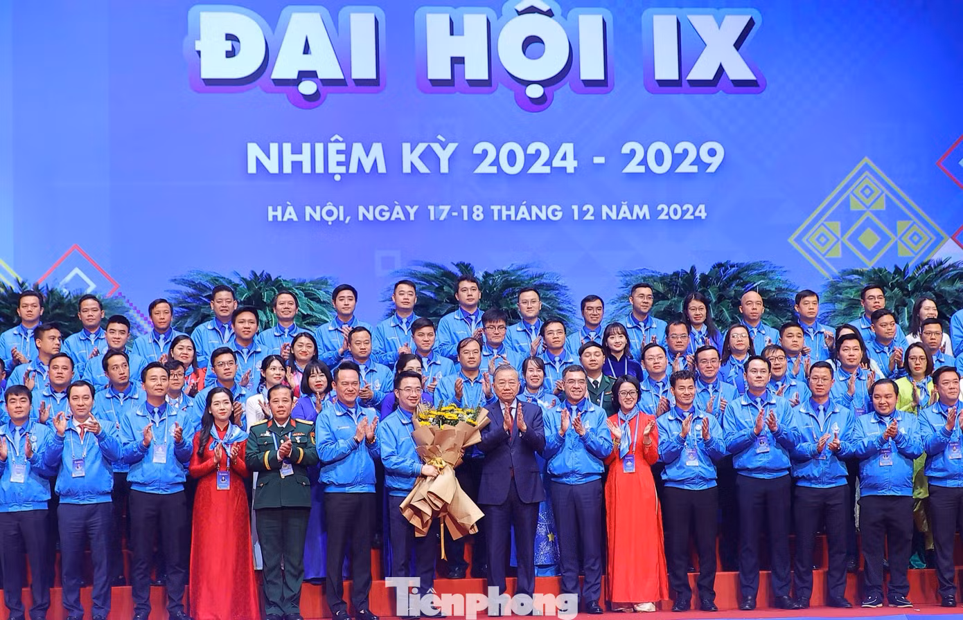 Tổng Bí thư Tô Lâm tặng hoa chúc mừng Uỷ ban T.Ư Hội LHTN Việt Nam khoá IX, nhiệm kỳ 2024 - 2029. Tổng Bí thư Tô Lâm tặng hoa chúc mừng Uỷ ban T.Ư Hội LHTN Việt Nam khoá IX, nhiệm kỳ 2024 - 2029.