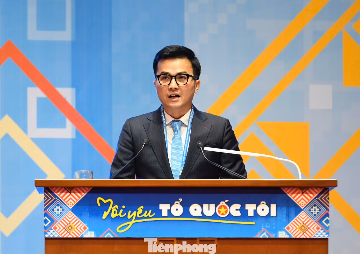 Anh Trần Xuân Bách trình bày báo cáo tại Đại hội.