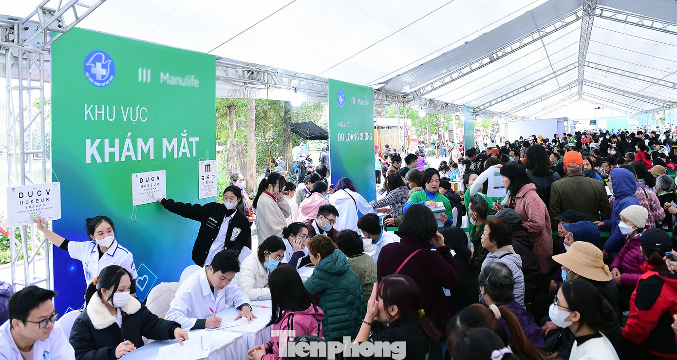 Các thầy thuốc trẻ khám, tư vấn chăm sóc sức khoẻ cho người dân tại chương trình. Ảnh: Xuân Tùng Các thầy thuốc trẻ khám, tư vấn chăm sóc sức khoẻ cho người dân tại chương trình. Ảnh: Xuân Tùng