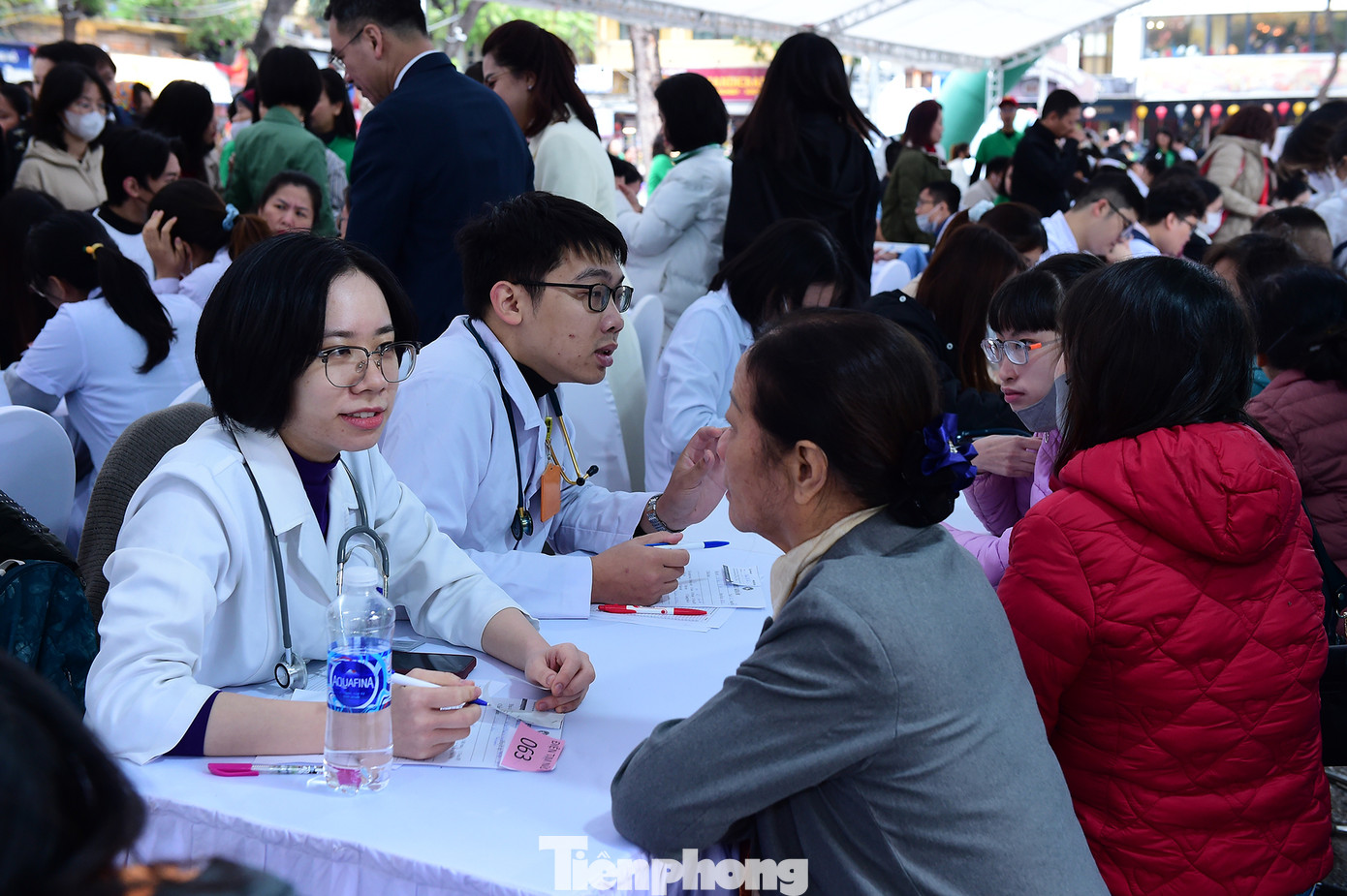 Các y bác sĩ trẻ thăm khám, tư vấn cho người dân tại chương trình. Ảnh: Xuân Tùng Các y bác sĩ trẻ thăm khám, tư vấn cho người dân tại chương trình. Ảnh: Xuân Tùng