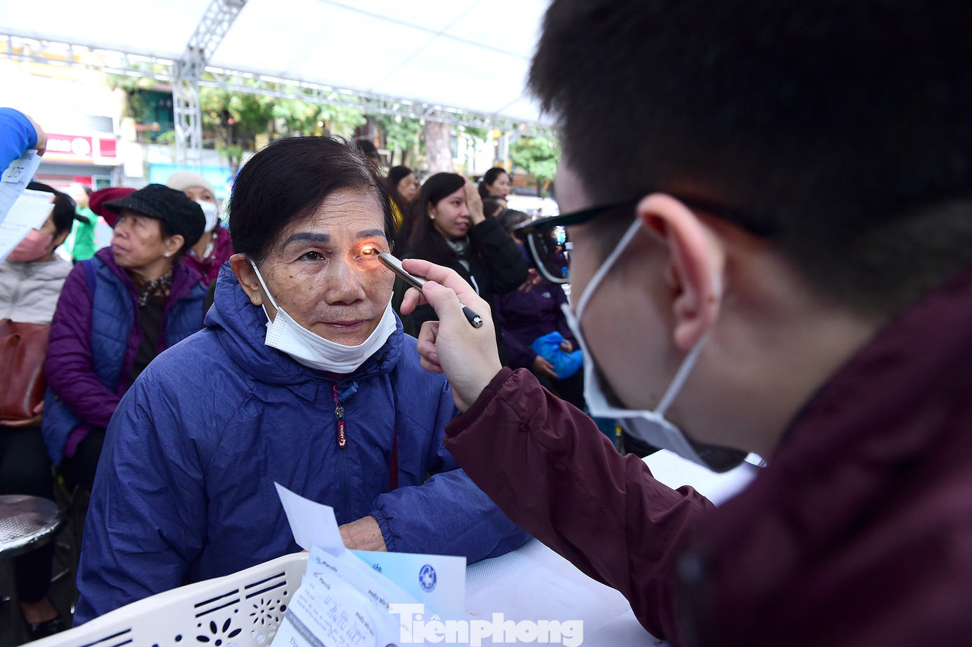 Các thầy thuốc trẻ khám, tư vấn chăm sóc sức khoẻ cho người dân tại chương trình. Ảnh: Xuân Tùng Các thầy thuốc trẻ khám, tư vấn chăm sóc sức khoẻ cho người dân tại chương trình. Ảnh: Xuân Tùng