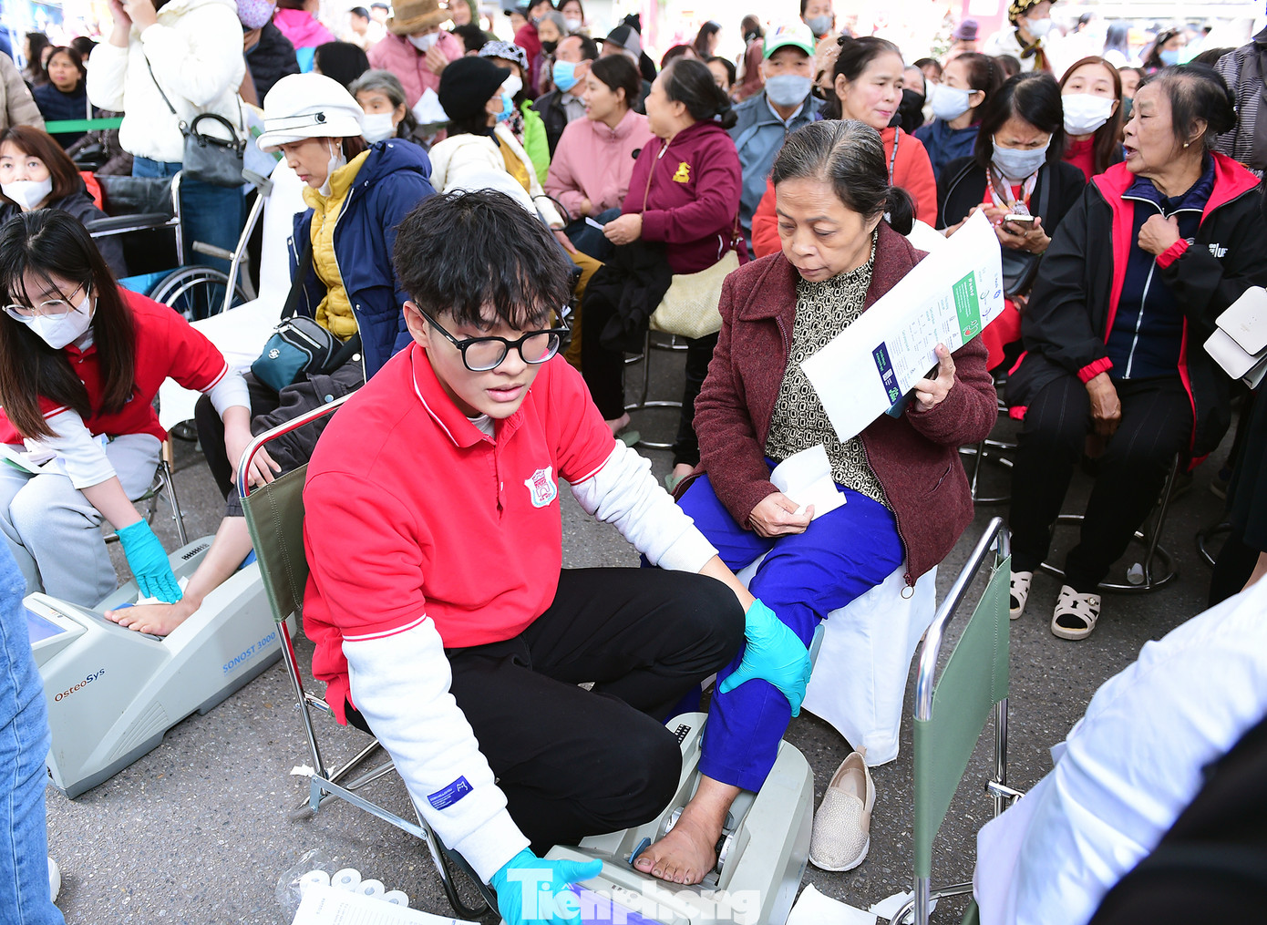 Người dân tại khu vực đo loãng xương tại chương trình. Ảnh: Xuân Tùng Người dân tại khu vực đo loãng xương tại chương trình. Ảnh: Xuân Tùng