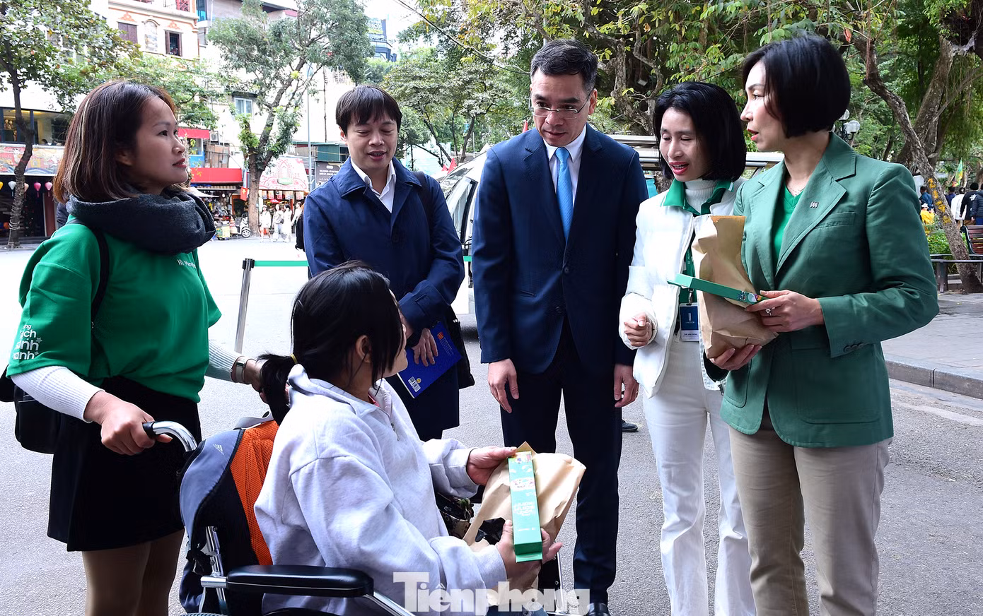 TS. Hà Anh Đức và các đại biểu chương trình tặng quà, thăm hỏi người dân tham gia chương trình. Ảnh: Xuân Tùng