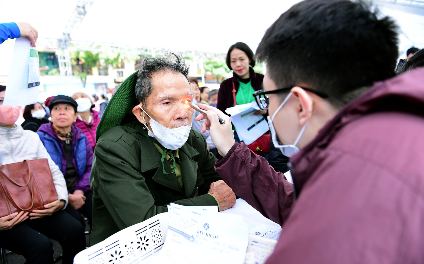 Các thầy thuốc trẻ khám, tư vấn chăm sóc sức khoẻ cho người dân tại chương trình. Ảnh: Xuân Tùng Các thầy thuốc trẻ khám, tư vấn chăm sóc sức khoẻ cho người dân tại chương trình. Ảnh: Xuân Tùng