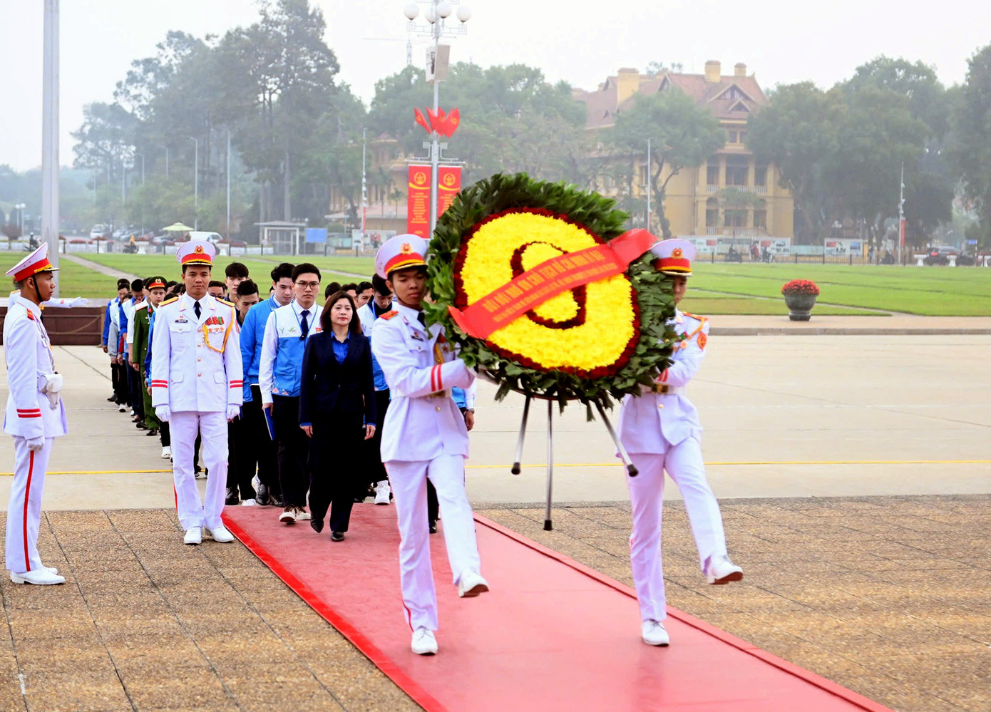 Trước đó, ngày 26/12, đoàn đại biểu các câu lạc bộ, đội, nhóm tình nguyện tham gia Liên hoan báo công, đặt vòng hoa và vào Lăng viếng Chủ tịch Hồ Chí Minh. Ảnh: BTC
