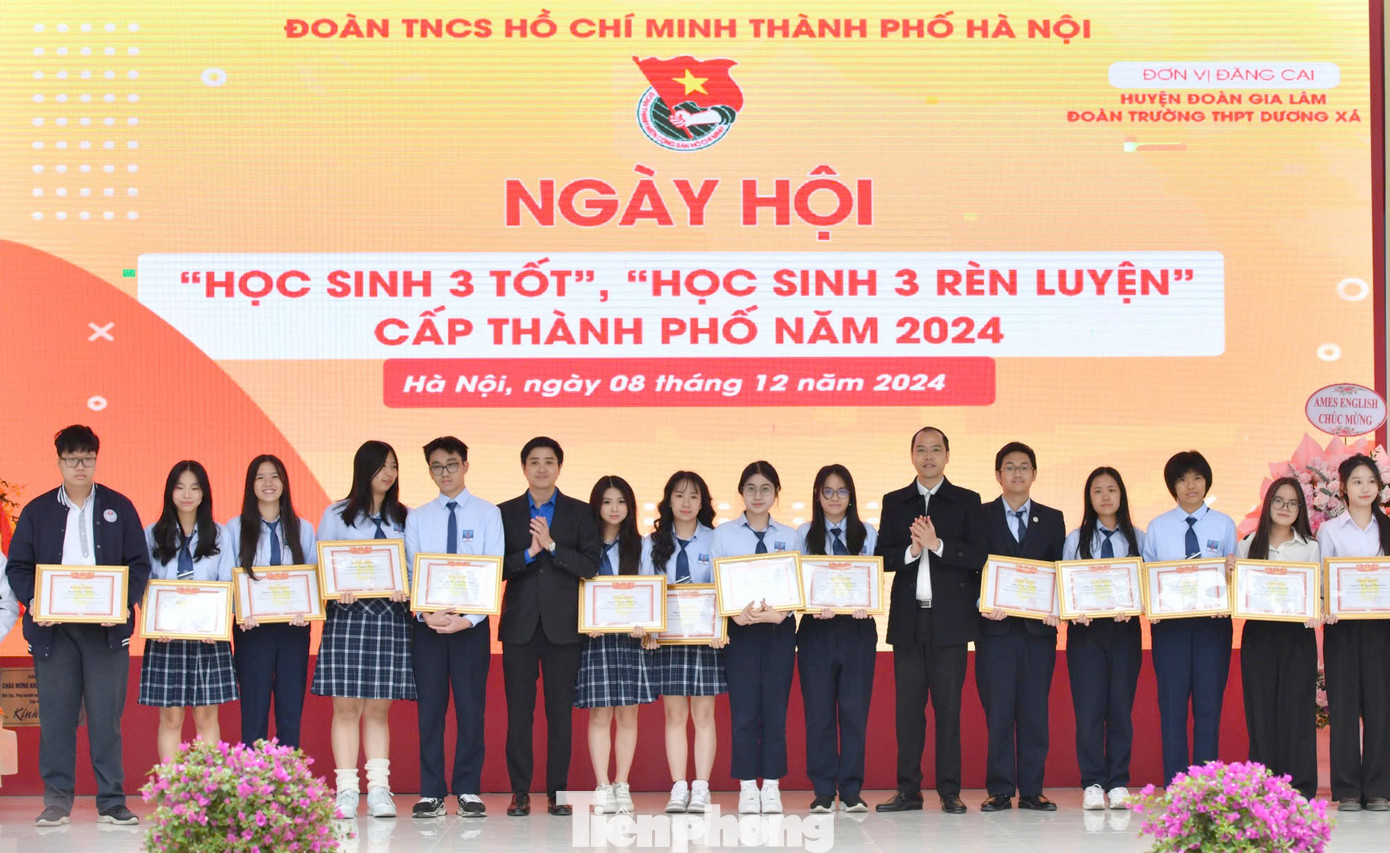 Anh Lâm Tùng - Phó Trưởng ban Thanh niên trường học T.Ư Đoàn, Giám đốc Trung tâm Hỗ trợ và phát triển Sinh viên Việt Nam và anh Nguyễn Tiến Hưng - Phó Bí thư Thành Đoàn, Chủ tịch Hội Sinh viên Việt Nam Thành phố Hà Nội khen thưởng các học sinh. Ảnh: Quang Trường Anh Lâm Tùng - Phó Trưởng ban Thanh niên trường học T.Ư Đoàn, Giám đốc Trung tâm Hỗ trợ và phát triển Sinh viên Việt Nam và anh Nguyễn Tiến Hưng - Phó Bí thư Thành Đoàn, Chủ tịch Hội Sinh viên Việt Nam Thành phố Hà Nội khen thưởng các học sinh. Ảnh: Quang Trường