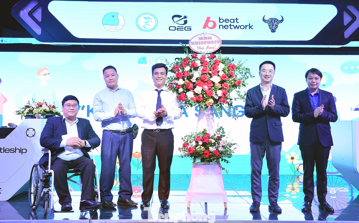 Anh Nguyễn Tường Lâm - Bí thư T.Ư Đoàn, Phó Chủ tịch T.Ư Hội LHTN Việt Nam tặng lẵng hoa chúc mừng Hội Thanh niên khuyết tật Việt Nam. Ảnh: Xuân Tùng Anh Nguyễn Tường Lâm - Bí thư T.Ư Đoàn, Phó Chủ tịch T.Ư Hội LHTN Việt Nam tặng lẵng hoa chúc mừng Hội Thanh niên khuyết tật Việt Nam. Ảnh: Xuân Tùng