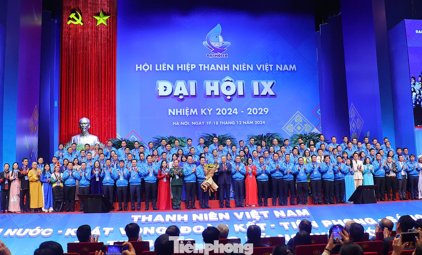 Ủy ban T.Ư Hội LHTN Việt Nam khóa IX ra mắt Đại hội.