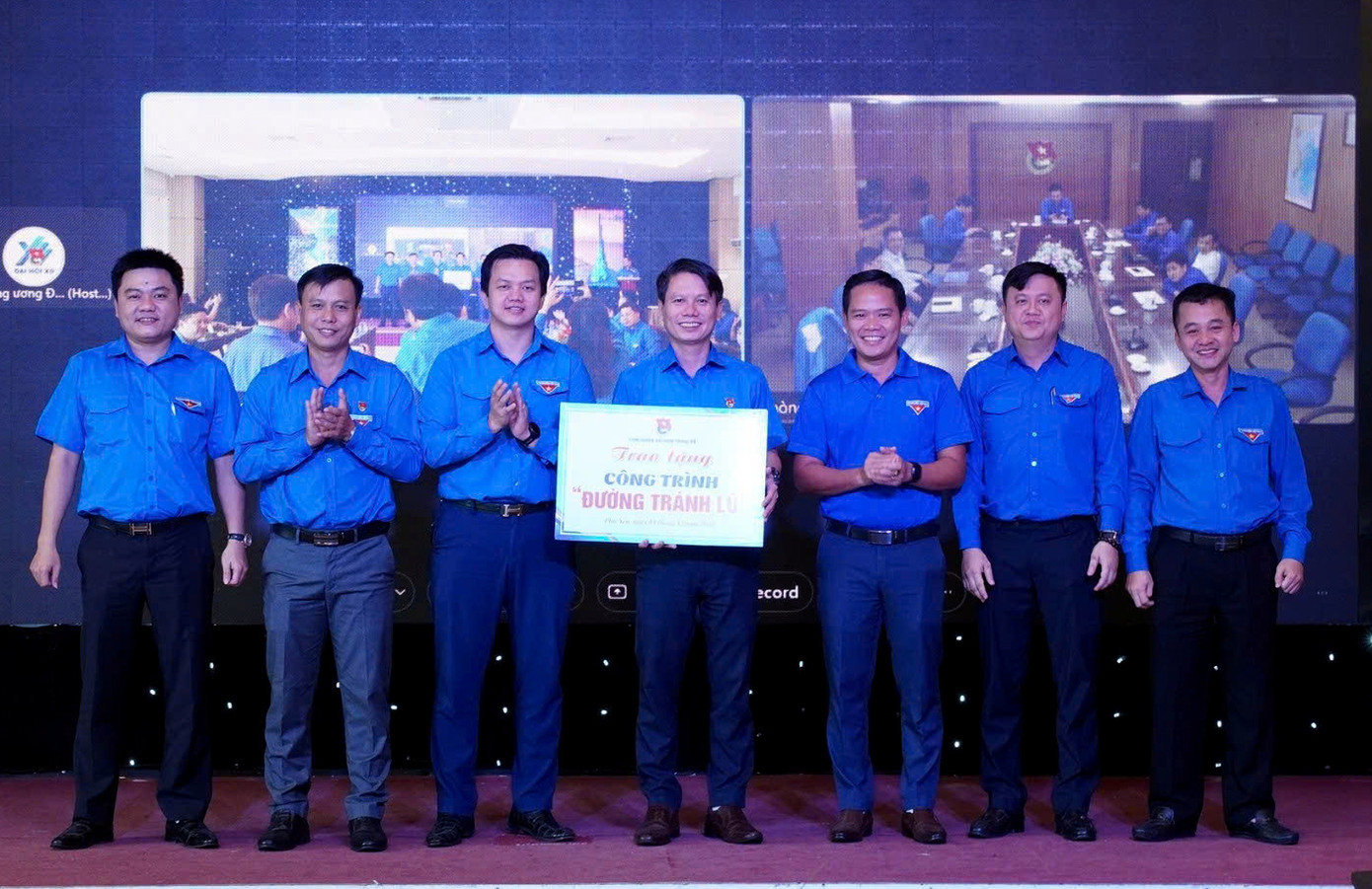 Cụm Duyên hải Nam Trung Bộ đã trao kinh phí hỗ trợ thực hiện công trình thanh niên “Đường tránh lũ” tại tỉnh Phú Yên. Ảnh: TĐPY