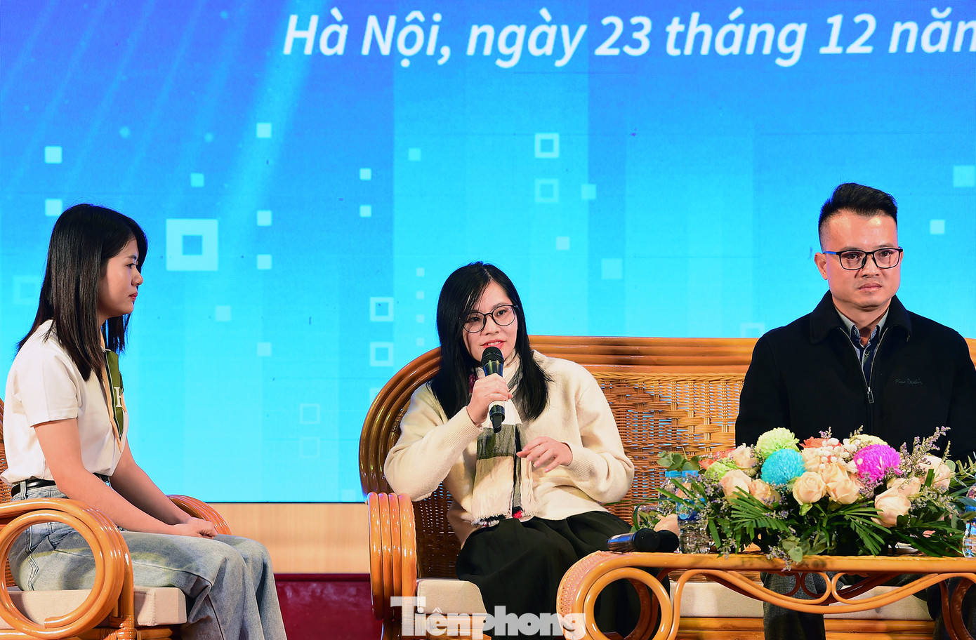 Chị Đỗ Thị Vân (ngồi giữa) chia sẻ tại chương trình. Ảnh: Xuân Tùng