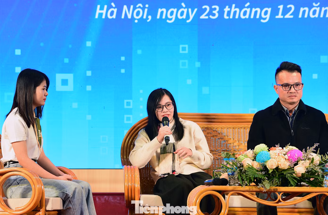 Chị Đỗ Thị Vân (ngồi giữa) chia sẻ tại chương trình. Ảnh: Xuân Tùng