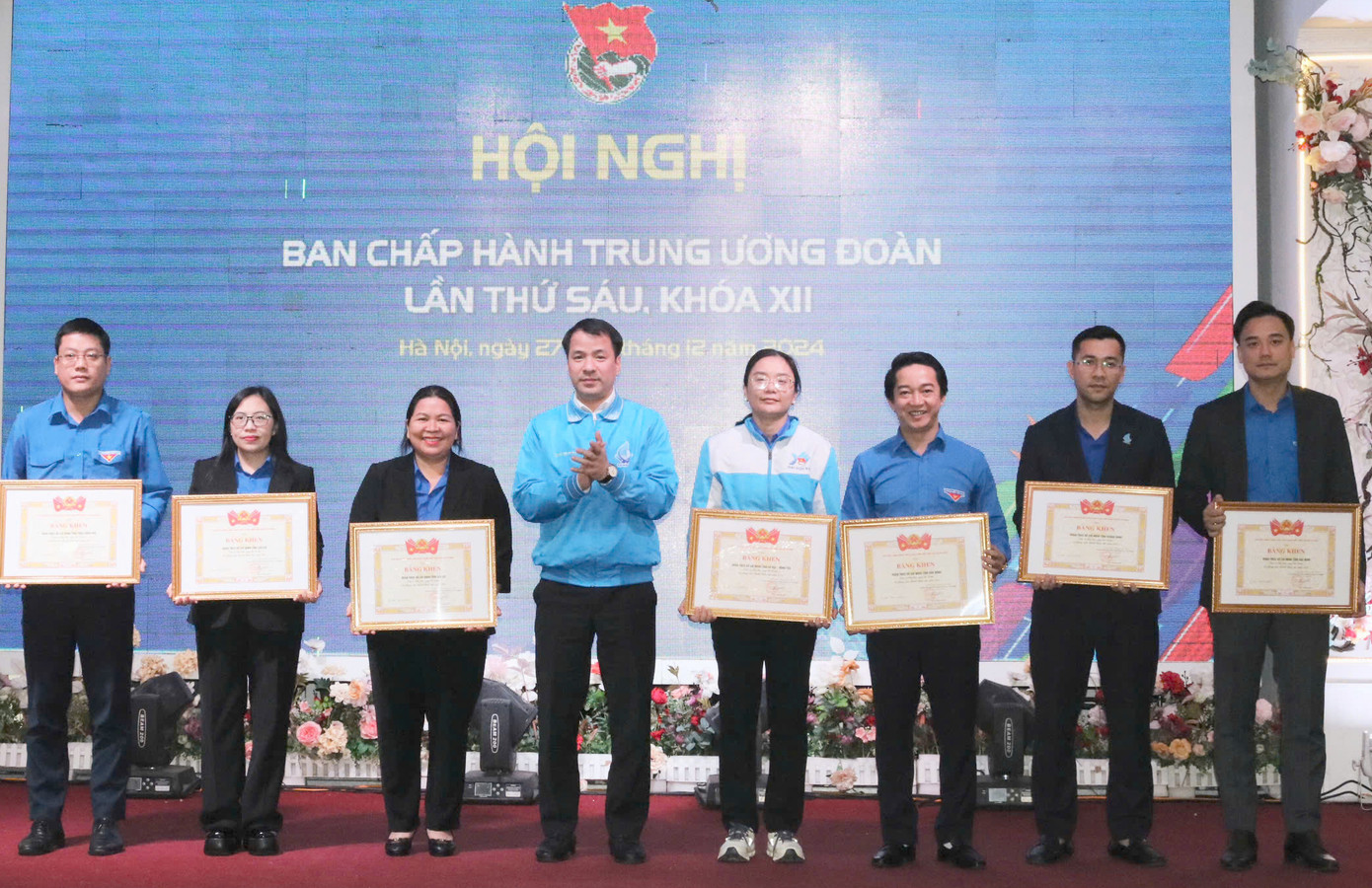 Anh Ngô Văn Cương - Bí thư T.Ư Đoàn, Chủ nhiệm Ủy ban Kiểm tra T.Ư Đoàn trao khen thưởng.