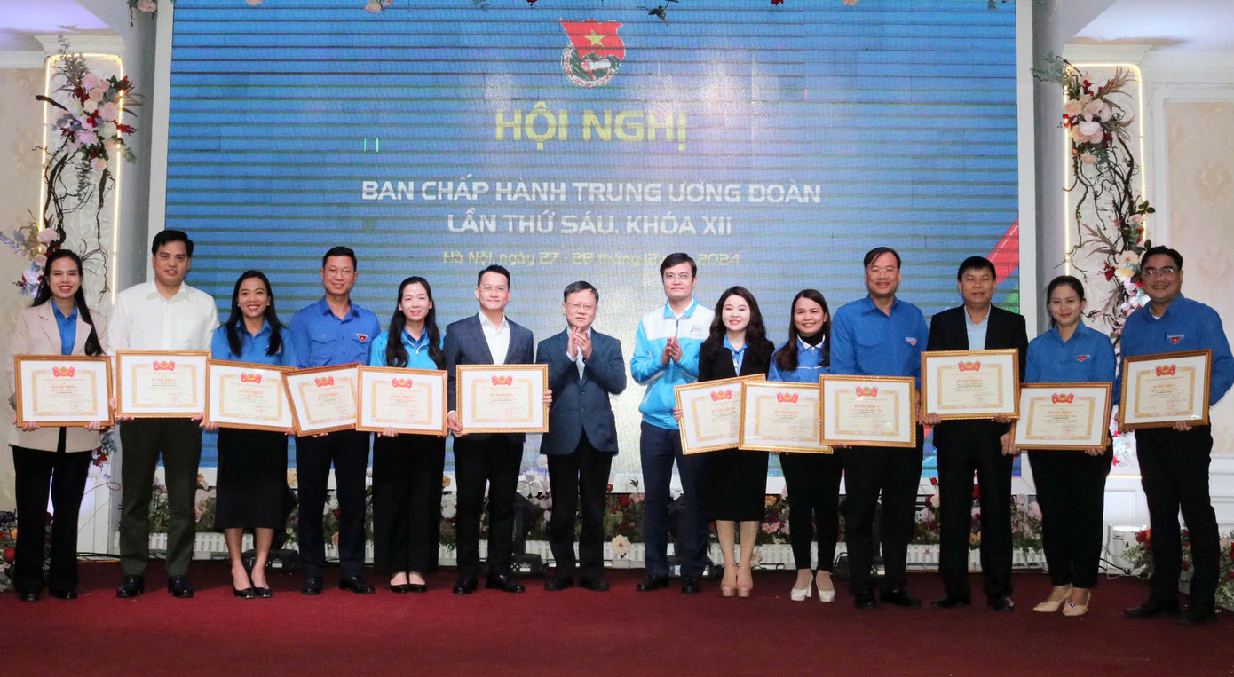 Bí thư thứ nhất T.Ư Đoàn Bùi Quang Huy trao khen thưởng.