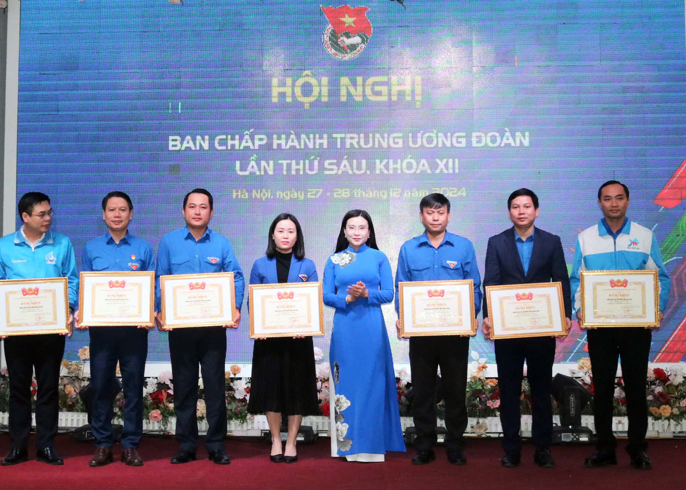 Chị Nguyễn Phạm Duy Trang - Bí thư T.Ư Đoàn, Chủ tịch Hội đồng Đội T.Ư trao khen thưởng.