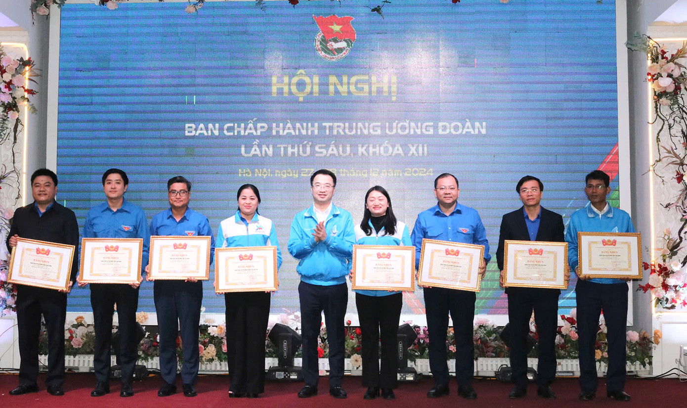 Anh Nguyễn Tường Lâm - Bí thư T.Ư Đoàn, Chủ tịch T.Ư Hội LHTN Việt Nam trao khen thưởng.