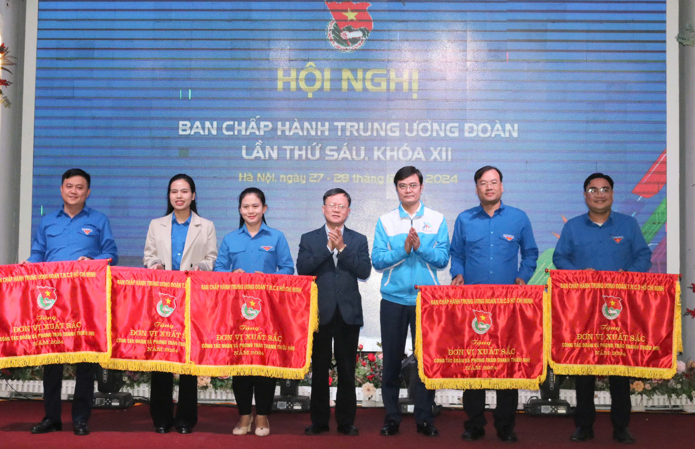 Dịp này, Ban Chấp hành T.Ư Đoàn khen thưởng các đơn vị, cá nhân có thành tích xuất sắc trong công tác Đoàn và phong trào thanh niên năm 2024. Ảnh: BTC