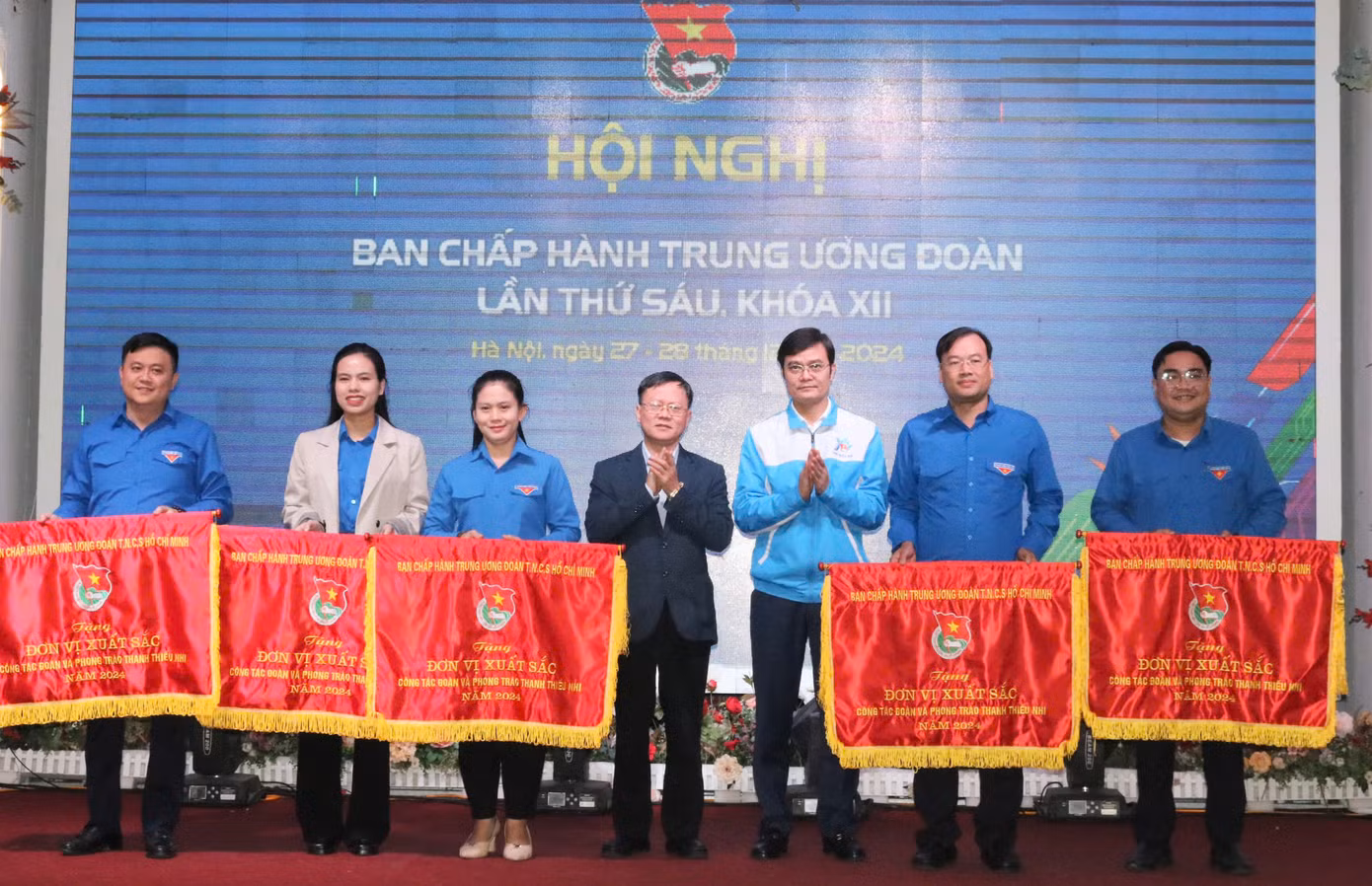 Dịp này, Ban Chấp hành T.Ư Đoàn khen thưởng các đơn vị, cá nhân có thành tích xuất sắc trong công tác Đoàn và phong trào thanh niên năm 2024. Ảnh: BTC