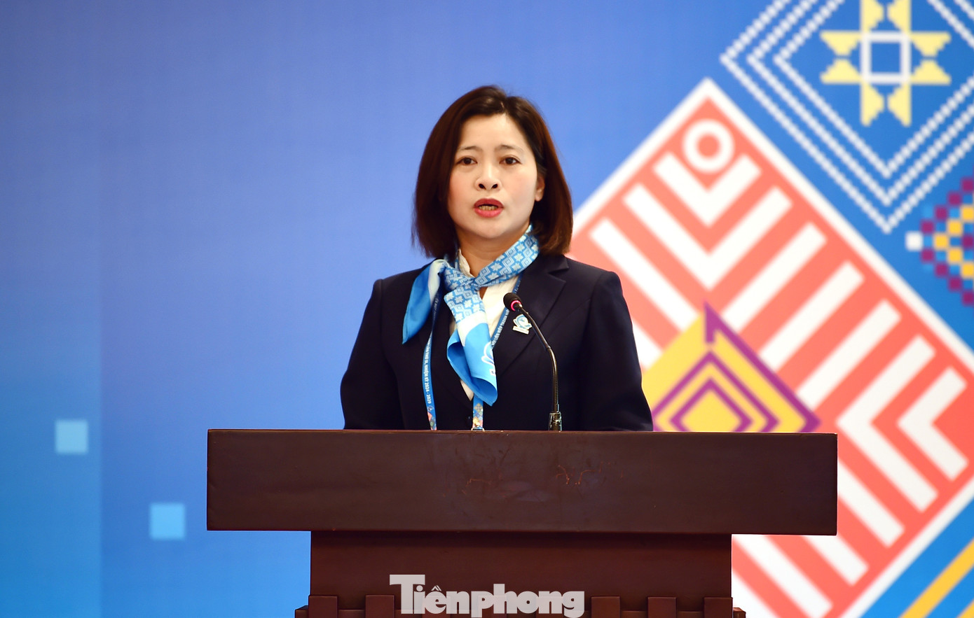 Chị Đỗ Thị Kim Hoa phát biểu mở đầu buổi thảo luận. Ảnh: Xuân Tùng Chị Đỗ Thị Kim Hoa phát biểu mở đầu buổi thảo luận. Ảnh: Xuân Tùng