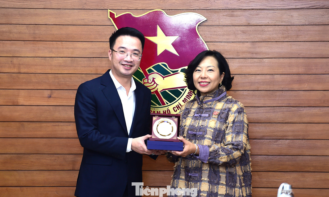 Bí thư T.Ư Đoàn Nguyễn Tường Lâm tặng quà bà Alice Mak – Bộ trưởng Bộ Nội vụ và Thanh niên Đặc khu Hành chính Hồng Kông tại buổi tiếp. Ảnh: Xuân Tùng Bí thư T.Ư Đoàn Nguyễn Tường Lâm tặng quà bà Alice Mak – Bộ trưởng Bộ Nội vụ và Thanh niên Đặc khu Hành chính Hồng Kông tại buổi tiếp. Ảnh: Xuân Tùng