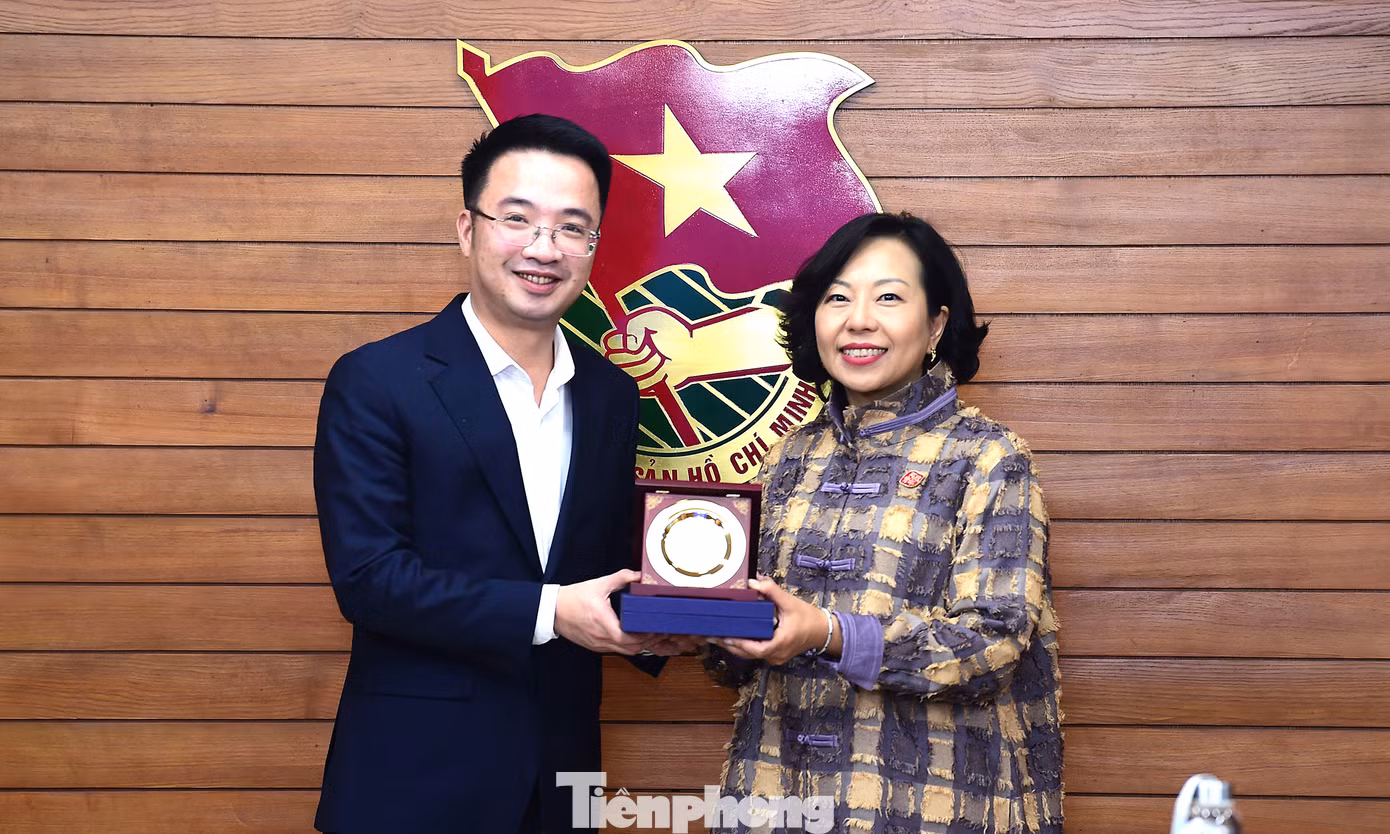 Bí thư T.Ư Đoàn Nguyễn Tường Lâm tặng quà bà Alice Mak – Bộ trưởng Bộ Nội vụ và Thanh niên Đặc khu Hành chính Hồng Kông tại buổi tiếp. Ảnh: Xuân Tùng