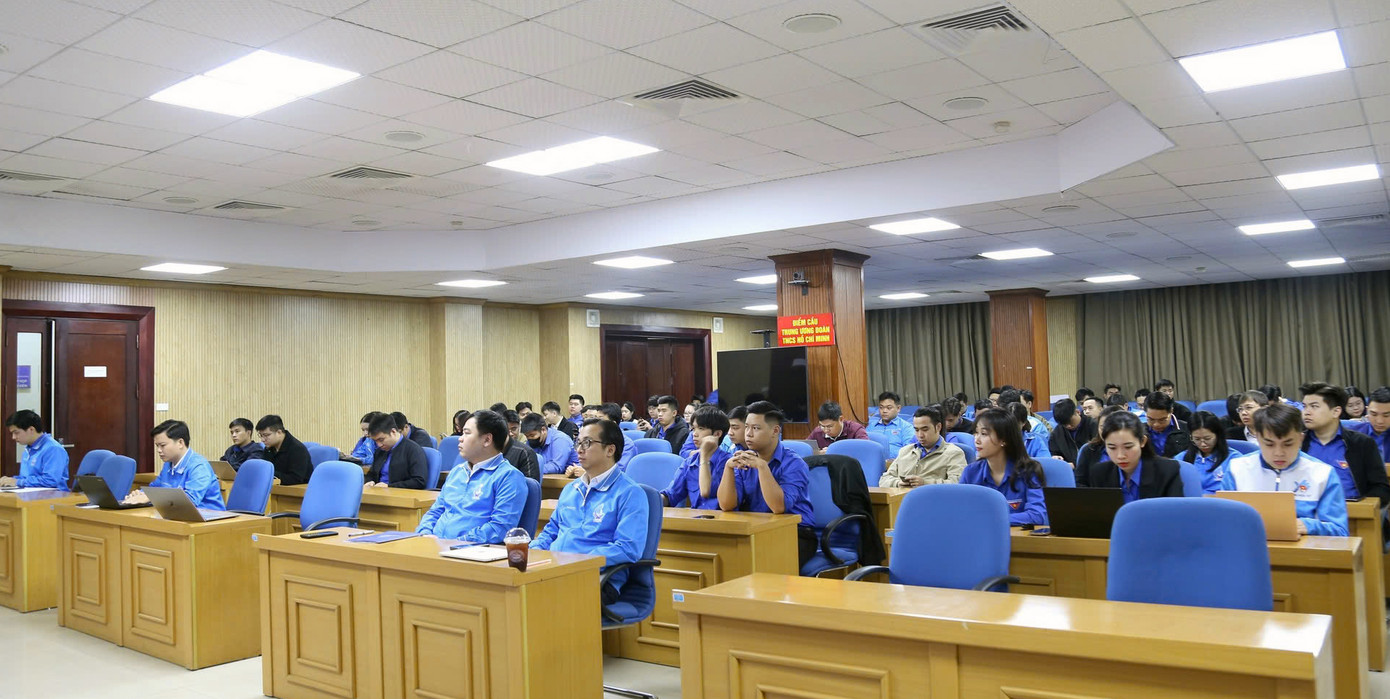 Các cán bộ, công chức trẻ, đoàn viên được tập huấn, phổ biến thông tin chung về Đại hội. Ảnh: Ngọc Ánh