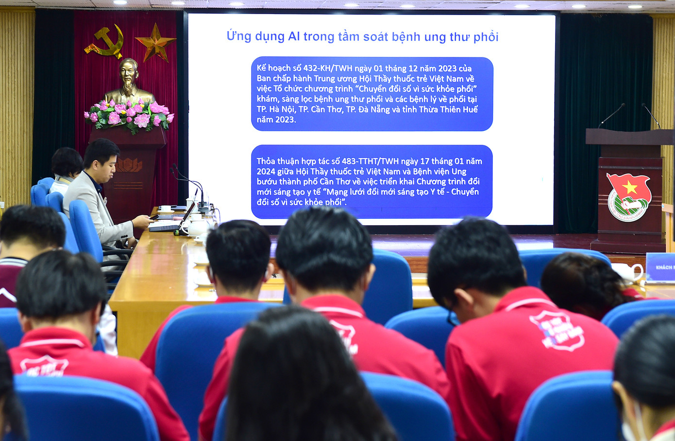 Các chuyên gia, khách mời chia sẻ về chủ đề Ứng dụng Trí tuệ nhân tạo trong y tế. Ảnh: Xuân Tùng