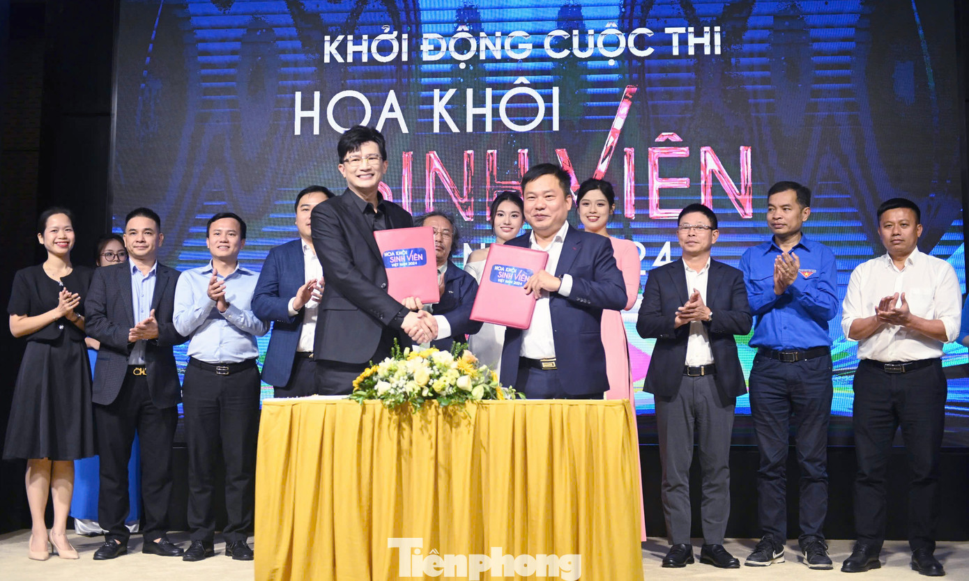 Dịp này, anh Hoàng Tuấn Việt - Trưởng Ban Biên tập Cổng tri thức Thánh Gióng và ông Phạm Minh Hữu Tiến - Giám đốc Công ty TNHH Dược sĩ Tiến ký kết thoả thuận hợp tác giai đoạn 2024 – 2028. Dịp này, anh Hoàng Tuấn Việt - Trưởng Ban Biên tập Cổng tri thức Thánh Gióng và ông Phạm Minh Hữu Tiến - Giám đốc Công ty TNHH Dược sĩ Tiến ký kết thoả thuận hợp tác giai đoạn 2024 – 2028.