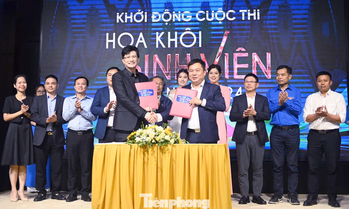Dịp này, anh Hoàng Tuấn Việt - Trưởng Ban Biên tập Cổng tri thức Thánh Gióng và ông Phạm Minh Hữu Tiến - Giám đốc Công ty TNHH Dược sĩ Tiến ký kết thoả thuận hợp tác giai đoạn 2024 – 2028.