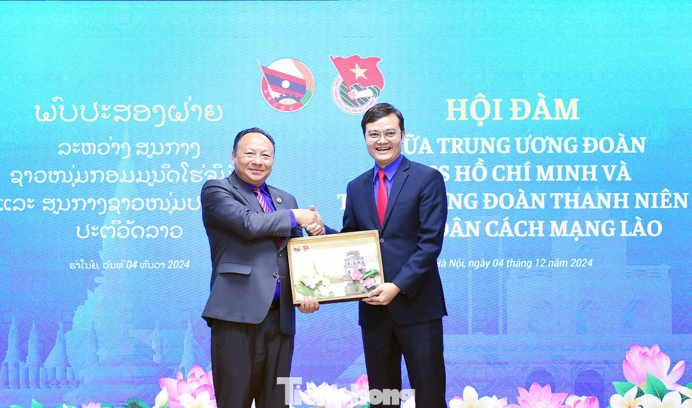 Anh Bùi Quang Huy tặng quà lưu niệm anh Monxay Laomuasong tại buổi hội đàm. Ảnh: Xuân Tùng Anh Bùi Quang Huy tặng quà lưu niệm anh Monxay Laomuasong tại buổi hội đàm. Ảnh: Xuân Tùng