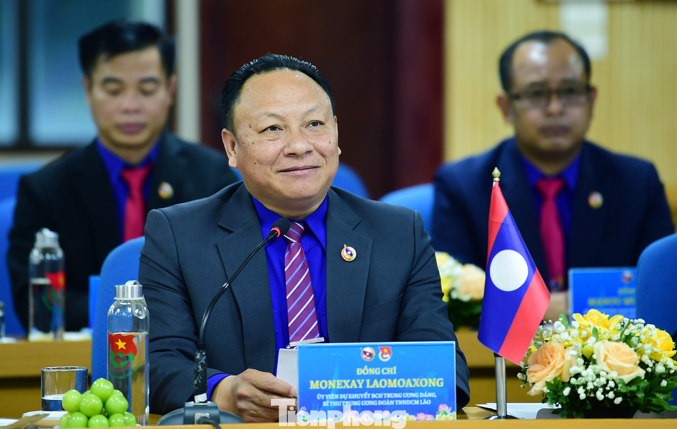 Anh Monxay Laomuasong trao đổi tại buổi hội đàm. Ảnh: Xuân Tùng Anh Monxay Laomuasong trao đổi tại buổi hội đàm. Ảnh: Xuân Tùng