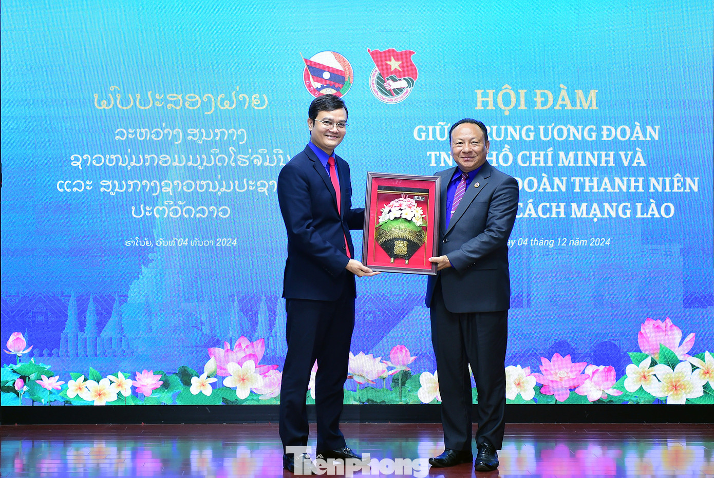 Anh Monxay Laomuasong tặng quà anh Bùi Quang Huy tại buổi hội đàm. Ảnh: Xuân Tùng Anh Monxay Laomuasong tặng quà anh Bùi Quang Huy tại buổi hội đàm. Ảnh: Xuân Tùng