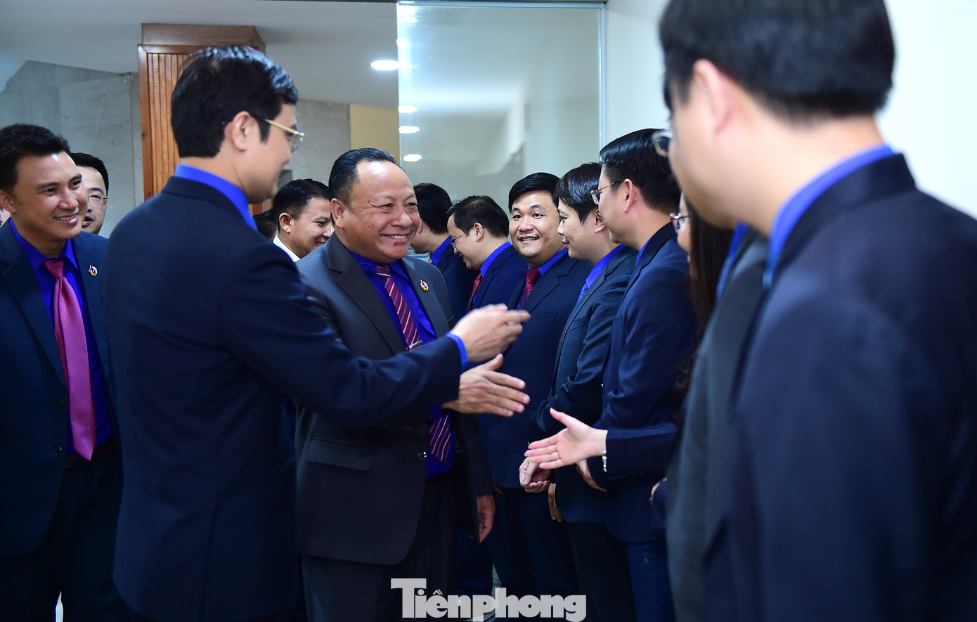 Cùng tiếp đoàn đại biểu T.Ư Đoàn TNNDCM Lào có lãnh đạo các ban, đơn vị cơ quan T.Ư Đoàn TNCS Hồ Chí Minh. Ảnh: Xuân Tùng Cùng tiếp đoàn đại biểu T.Ư Đoàn TNNDCM Lào có lãnh đạo các ban, đơn vị cơ quan T.Ư Đoàn TNCS Hồ Chí Minh. Ảnh: Xuân Tùng