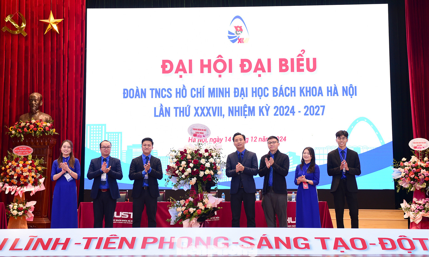 Anh Nguyễn Đức Tiến tặng hoa chúc mừng thành công Đại hội. Ảnh: Xuân Tùng