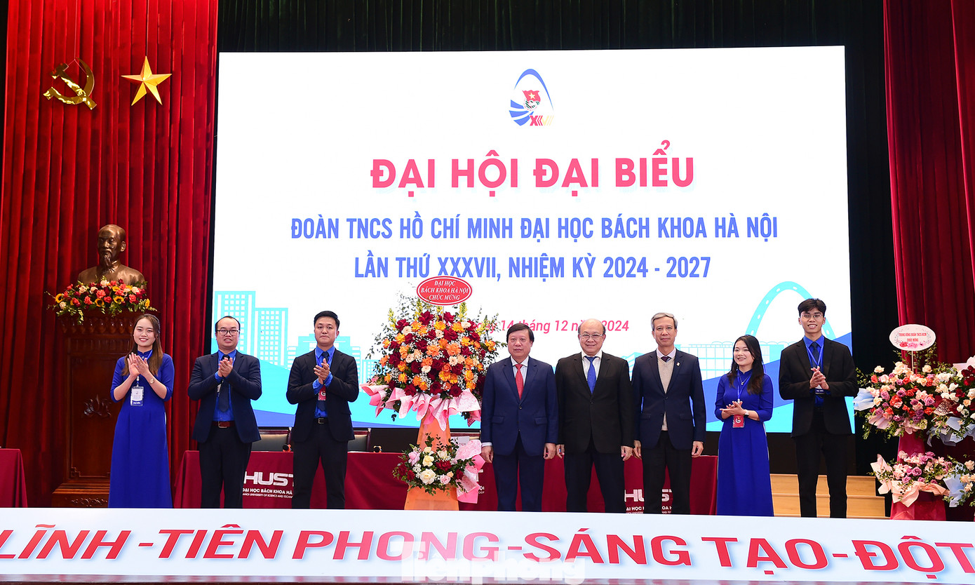 PGS.TS Huỳnh Quyết Thắng và lãnh đạo ĐH Bách khoa Hà Nội tặng hoa chúc mừng thành công Đại hội. Ảnh: Xuân Tùng